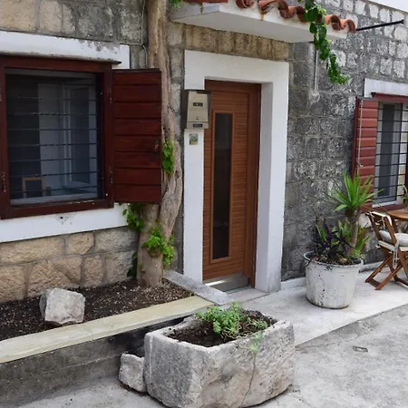 Apartman Lola *